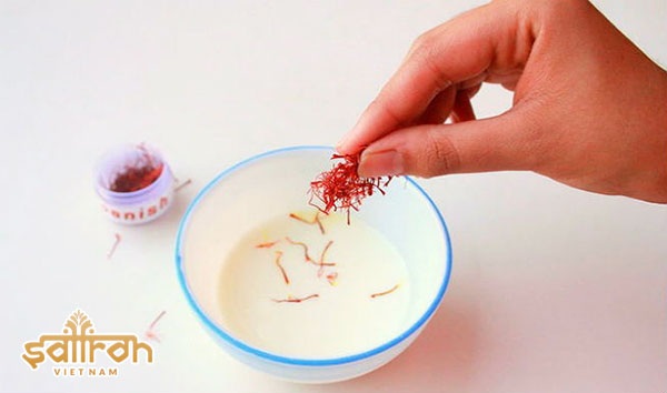 cách dùng saffron bahraman với sữa