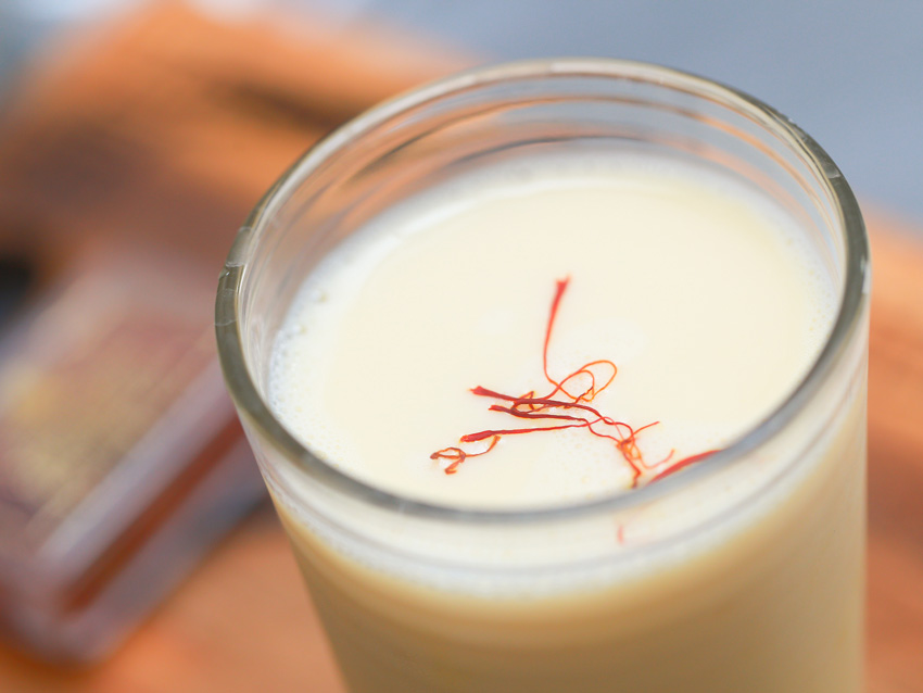 Cách uống Saffron Bahraman với sữa