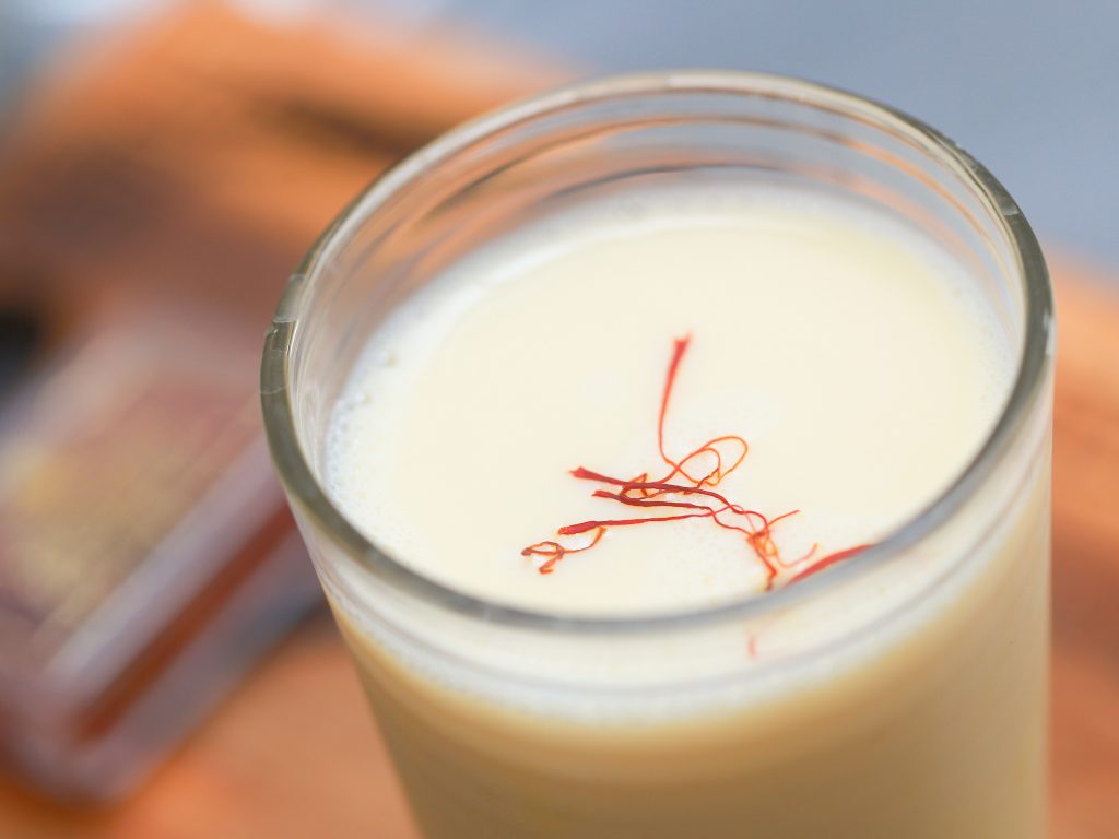 Sữa saffron - Cách pha Saffron Bahraman tốt cho người già, trẻ em